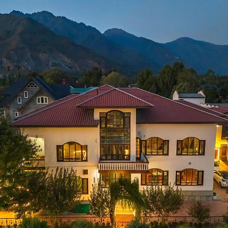 Stayvista At Wooden Arches With Lawn, Jacuzzi & Bbq Srīnagar المظهر الخارجي الصورة